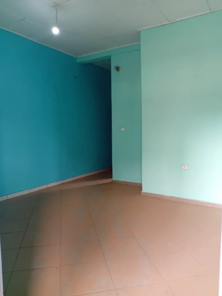 Studio moderne dans un immeuble à mendong derrière le camp