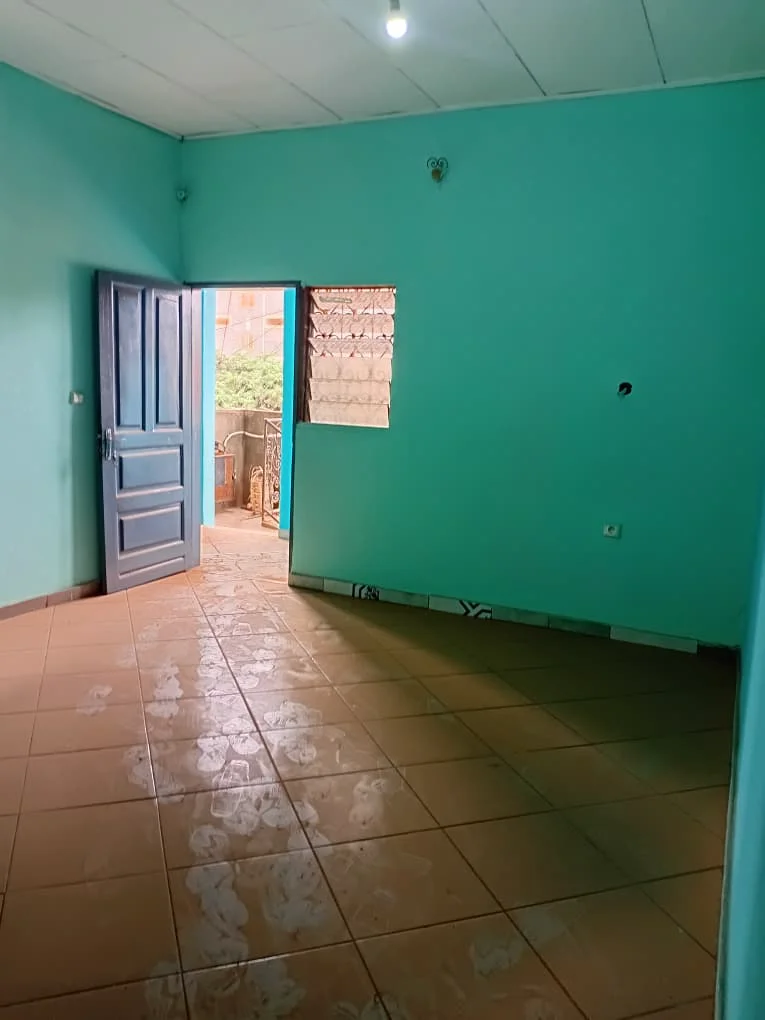 Studio moderne dans un immeuble à mendong derrière le camp — photo 2